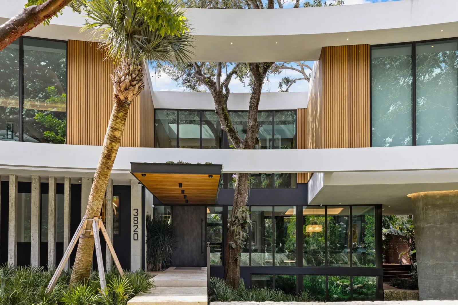 Thermo Ayous vertical cladding and entrance soffit on a contemporary home